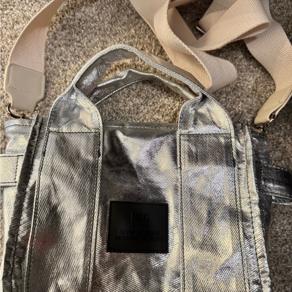 BDG URBAN OUTFITTERS women’s silver crossbody silver Serena bag NWOT